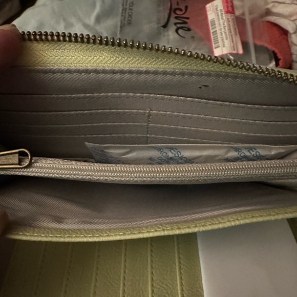 Thirty-One Cream Wallet - Picture 8 of 9